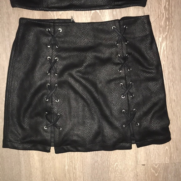 MATTE BLACK SNAKE SKIN SKIRT - Picture 5 of 8